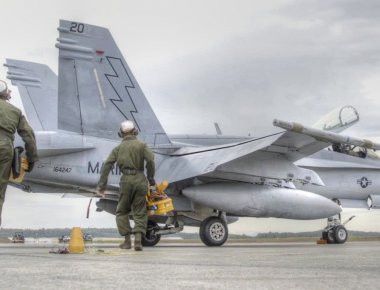 Βίντεο: Προετοιμασία F/A-18 Hornet από Αμερικανούς Πεζοναύτες πριν την πτήση